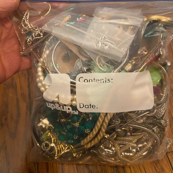 Assorted Jewelry Bag with modern and vintage jewelry 2lb lot bundle - Picture 3 of 12